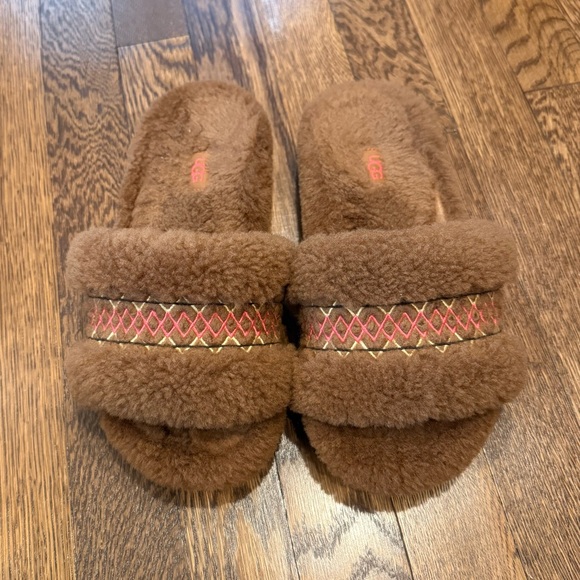Ugg Cozetta Slippers size 6 - Picture 1 of 3